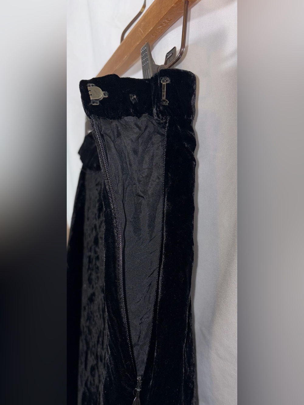 VINTAGE Donna Karan Essentials Black Velvet Long Skirt Size 4/6 High Waisted - Picture 5 of 8